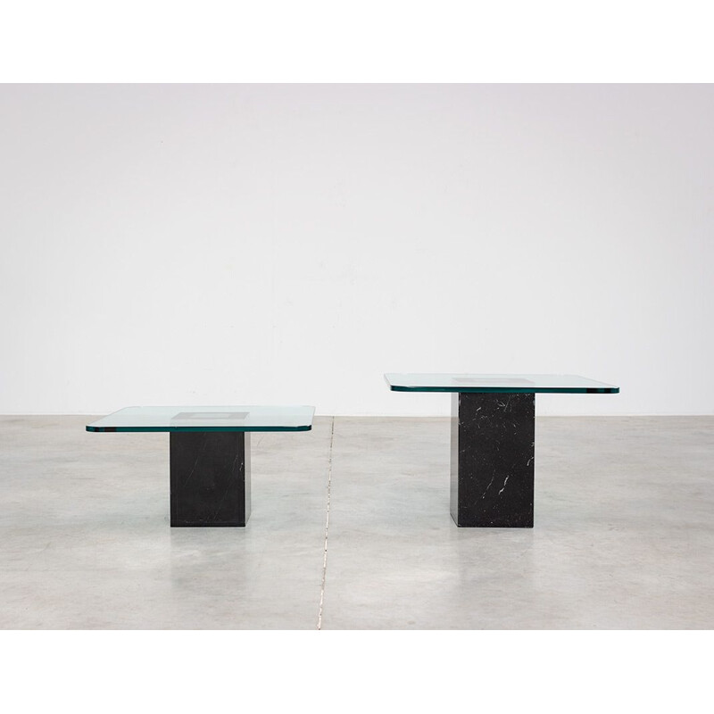 Pareja de mesas auxiliares cuadradas modernistas vintage con tapa de cristal, Italia 1970