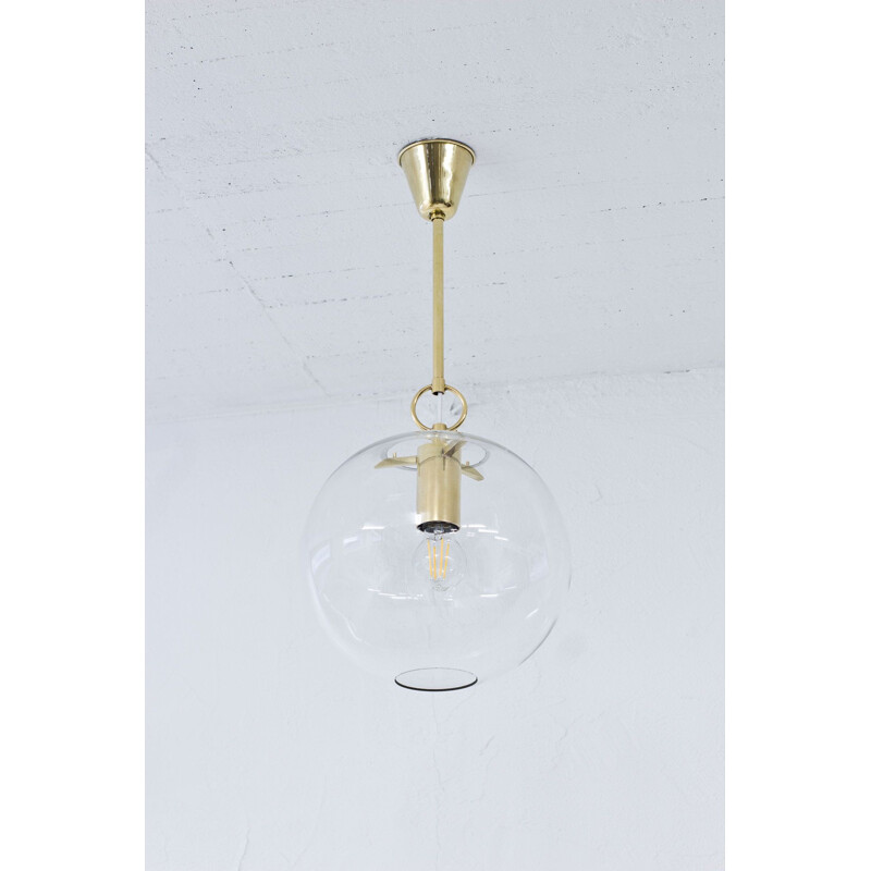Lámpara de suspensión vintage de vidrio y latón de Hans-Agne Jakobsson, Suecia 1950
