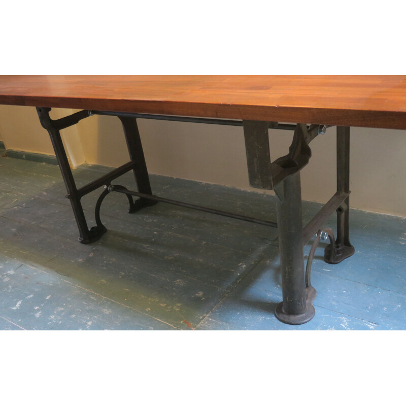Grande table vintage en acajou avec base industrielle