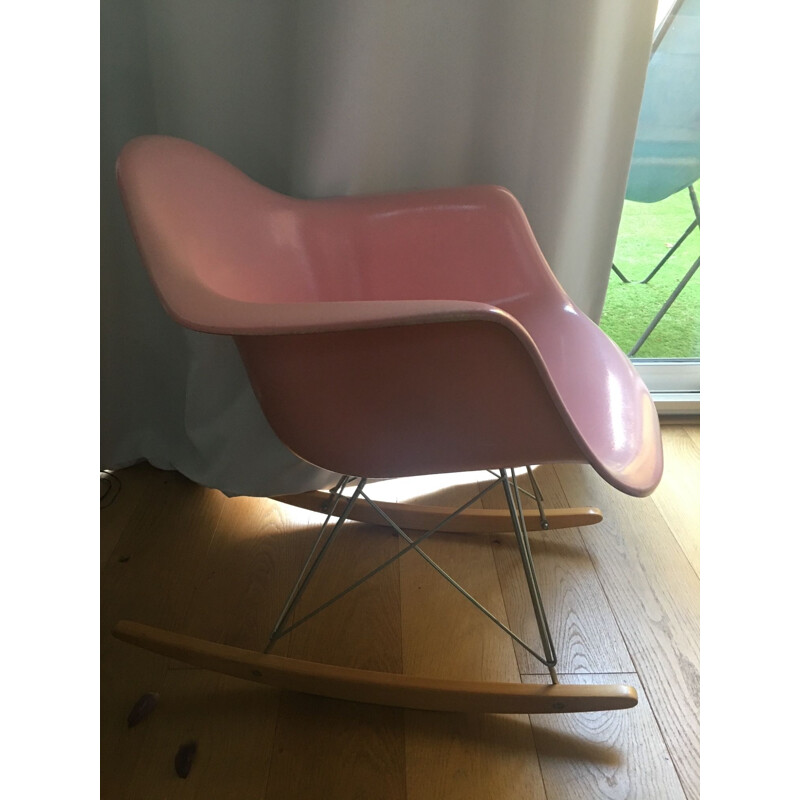 Vintage Rocking chair rose de Charles Eames 1950