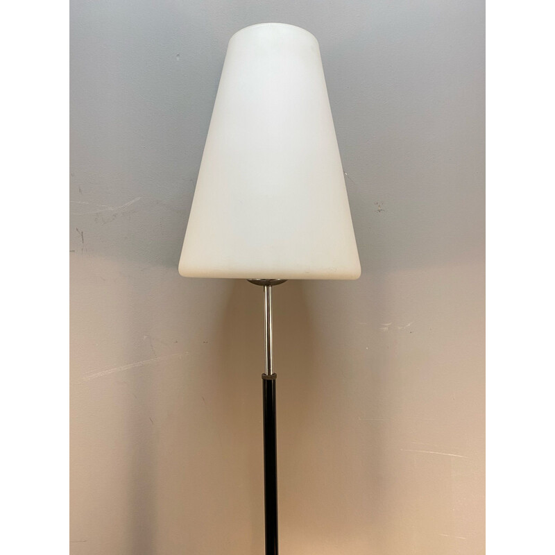 Lampe vintage sur une table asymétrique deux plateaux 1960