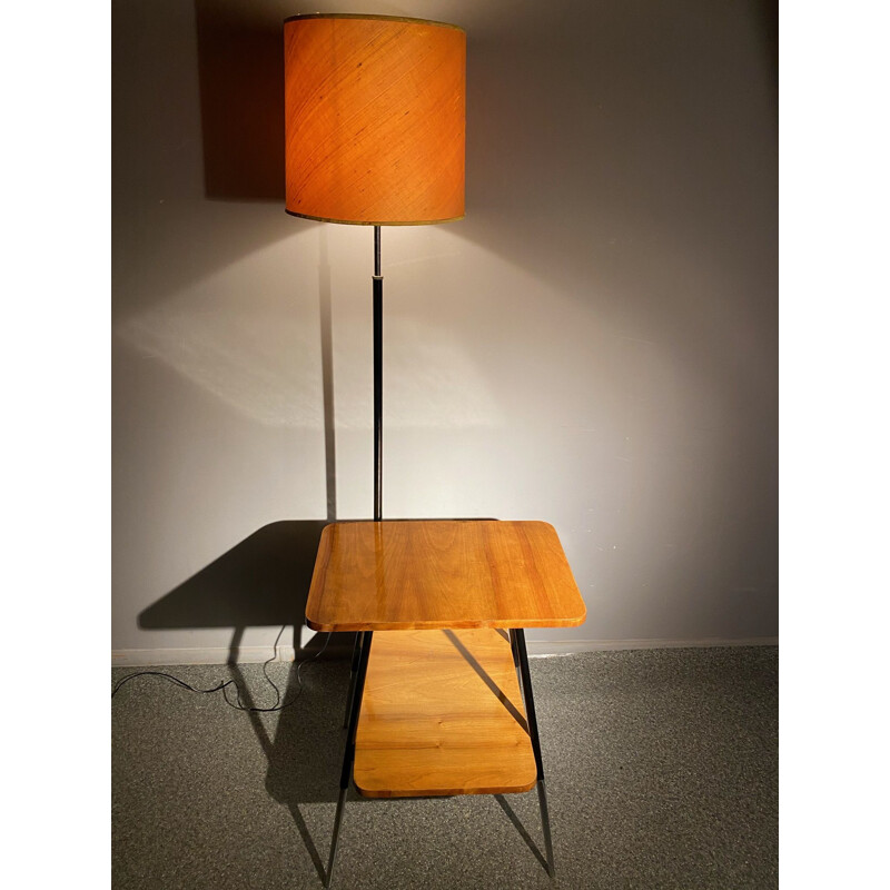 Lampe vintage sur une table asymétrique deux plateaux 1960