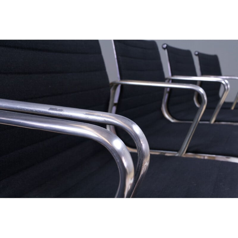 Suite de 5 vintage chaises vintage Eames noires modèle EA107 Aluminium par Herman Miller, USA 1970