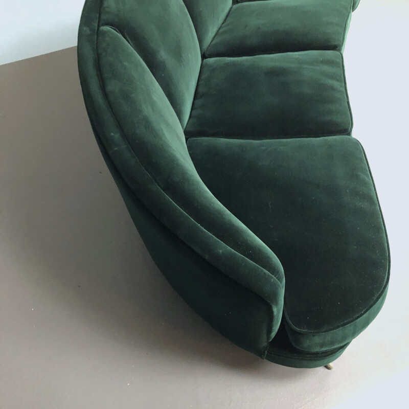 Vintage Gio Ponti green velvet curved sofa for Isa Bergamo, Italian 1950s