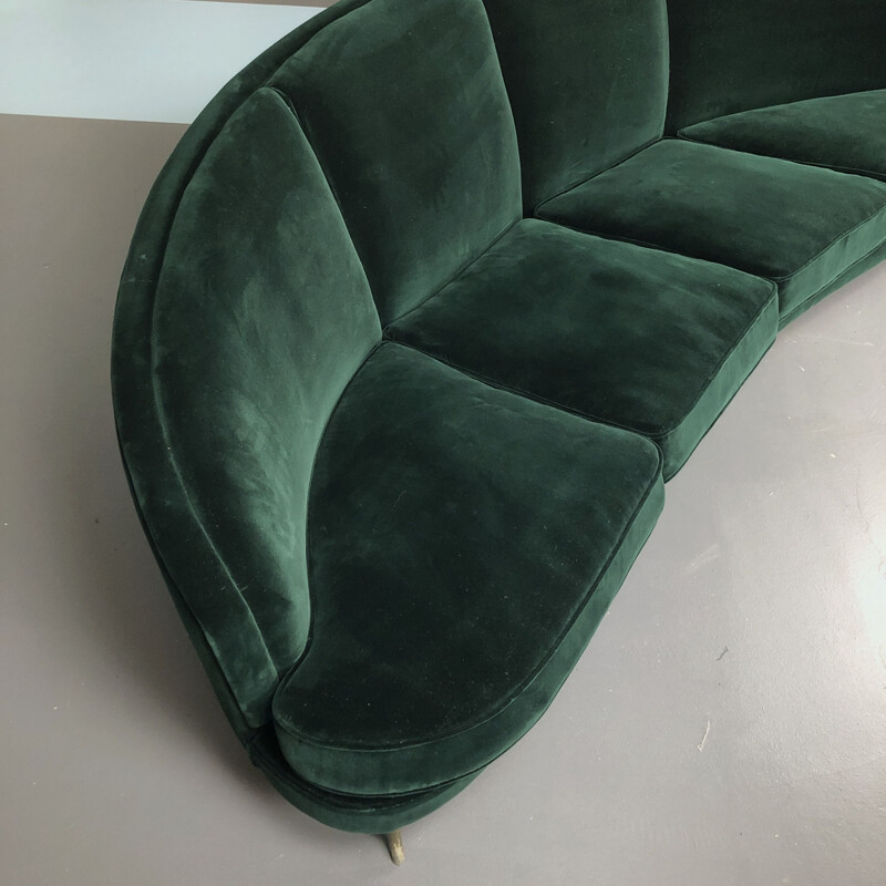 Vintage Gio Ponti green velvet curved sofa for Isa Bergamo, Italian 1950s