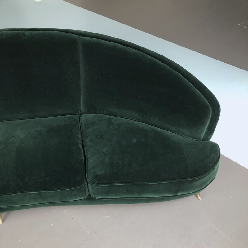 Vintage Gio Ponti green velvet curved sofa for Isa Bergamo, Italian 1950s