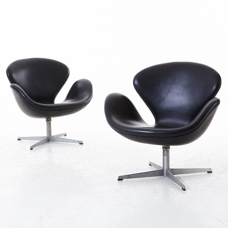 Pair of vintage Swan armchairs by Arne Jacobsen by Fritz Hansen 1960s