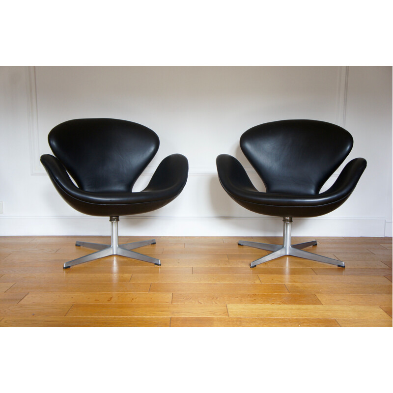 Pair of vintage Swan armchairs by Arne Jacobsen by Fritz Hansen 1960s