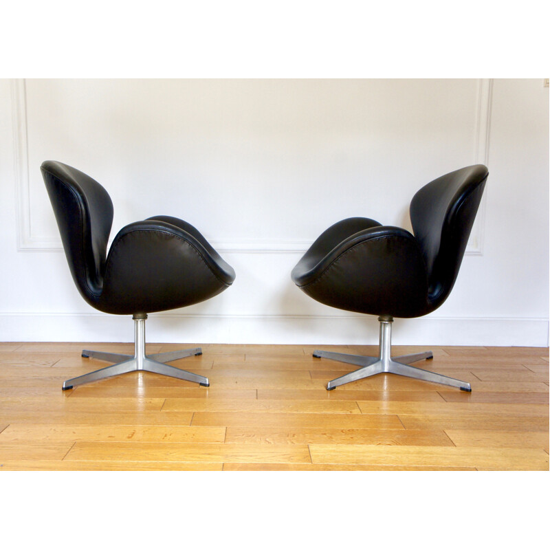 Pair of vintage Swan armchairs by Arne Jacobsen by Fritz Hansen 1960s