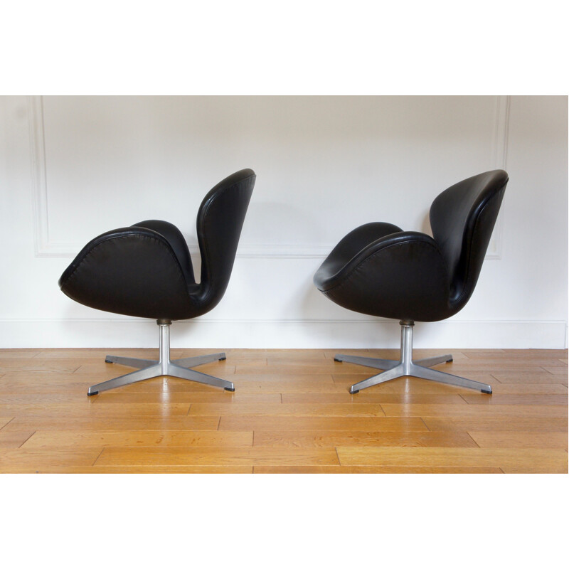 Pair of vintage Swan armchairs by Arne Jacobsen by Fritz Hansen 1960s