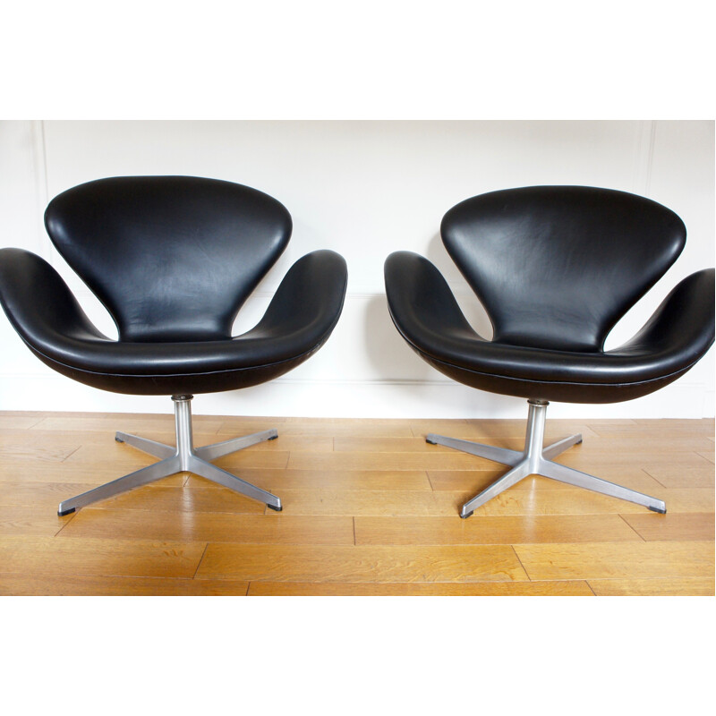 Pair of vintage Swan armchairs by Arne Jacobsen by Fritz Hansen 1960s