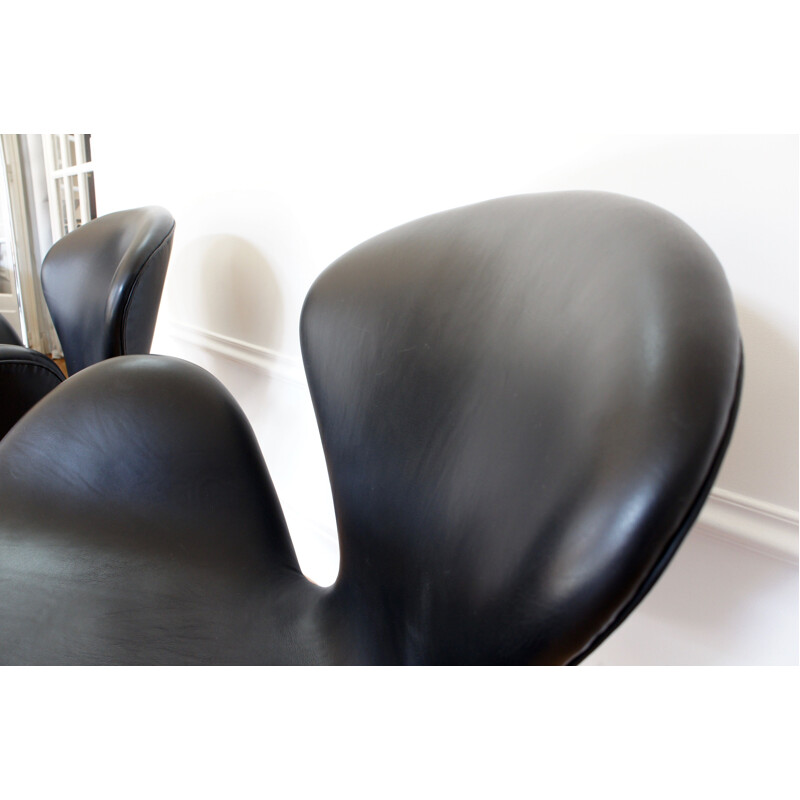 Pair of vintage Swan armchairs by Arne Jacobsen by Fritz Hansen 1960s