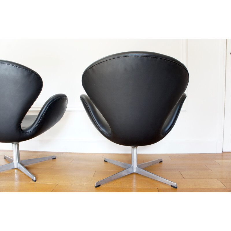 Pair of vintage Swan armchairs by Arne Jacobsen by Fritz Hansen 1960s