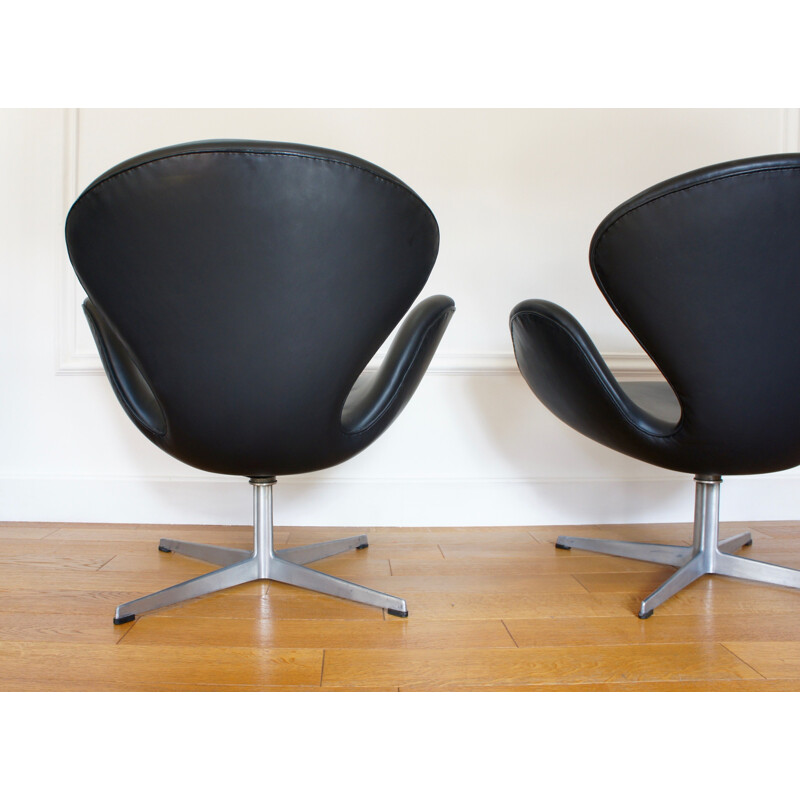 Pair of vintage Swan armchairs by Arne Jacobsen by Fritz Hansen 1960s