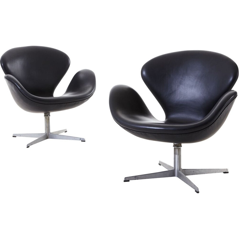 Pair of vintage Swan armchairs by Arne Jacobsen by Fritz Hansen 1960s