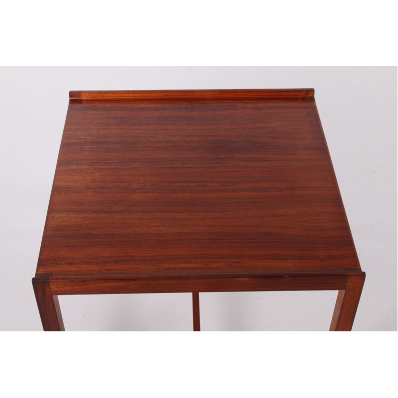 Tavolino vintage in teak con bordo rialzato, Danimarca 1960