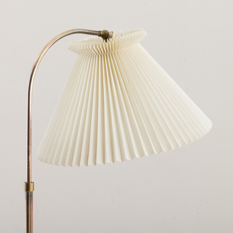 Lampadaire vintage en laiton avec abat-jour Le Klint réglable en hauteur Danois