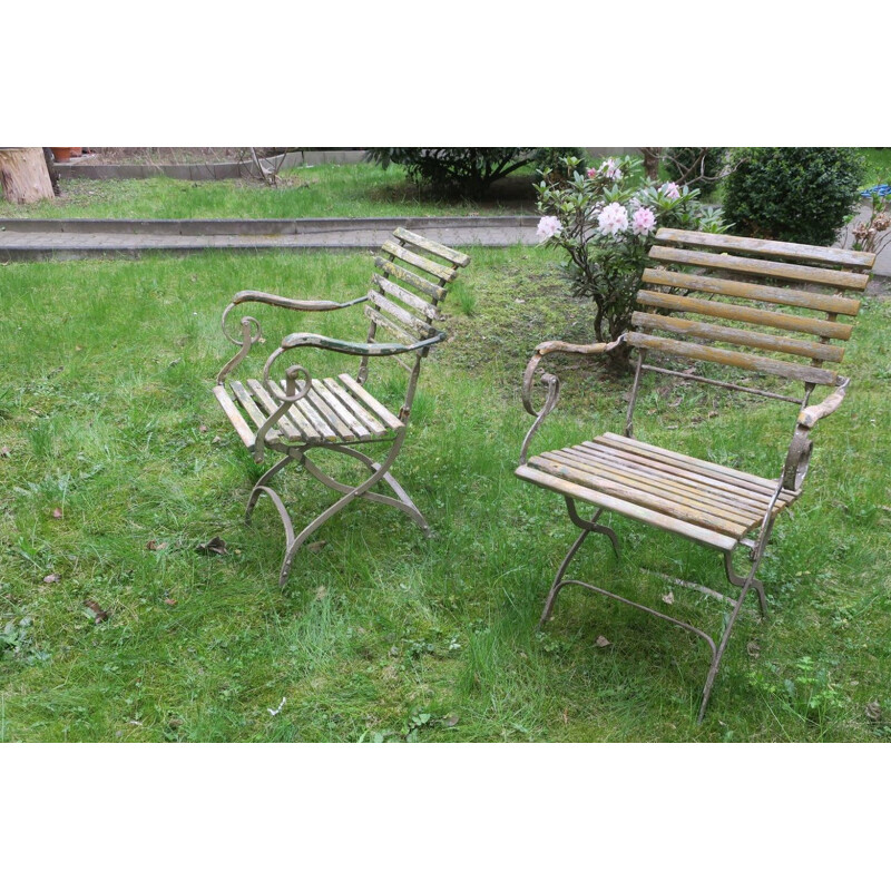 Paire de fauteuils vintage de jardin en fonte patinée avec bras en volute