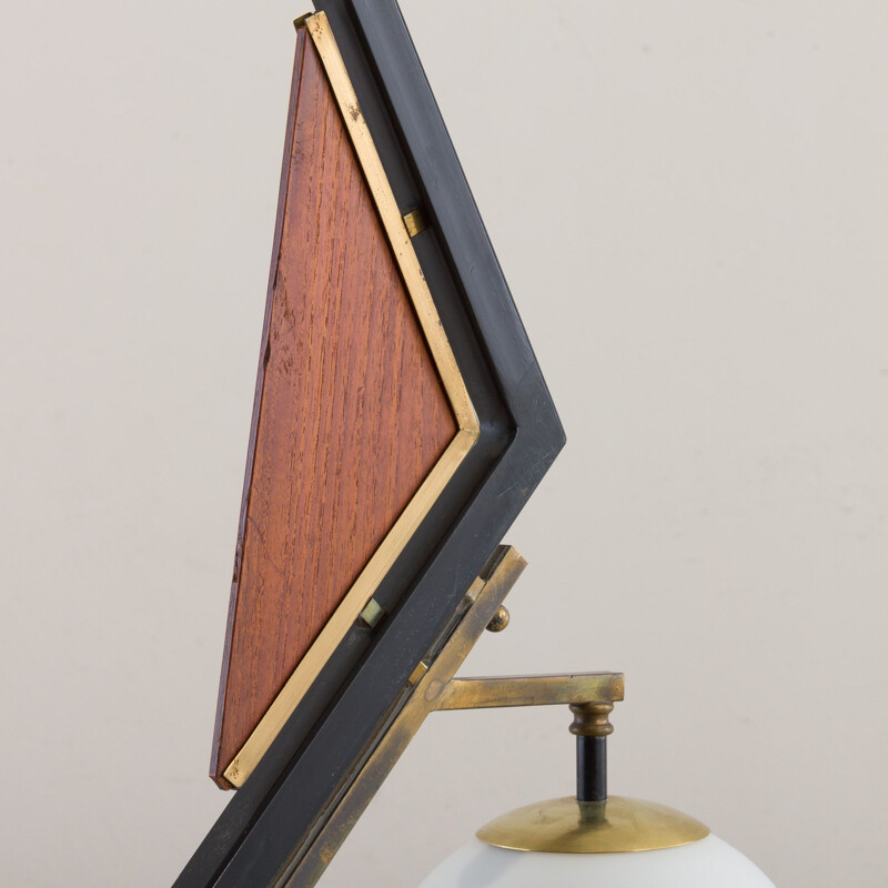 Lampadaire vintage géométrique à Stilnovo laiton acajou et verre opalin, italien