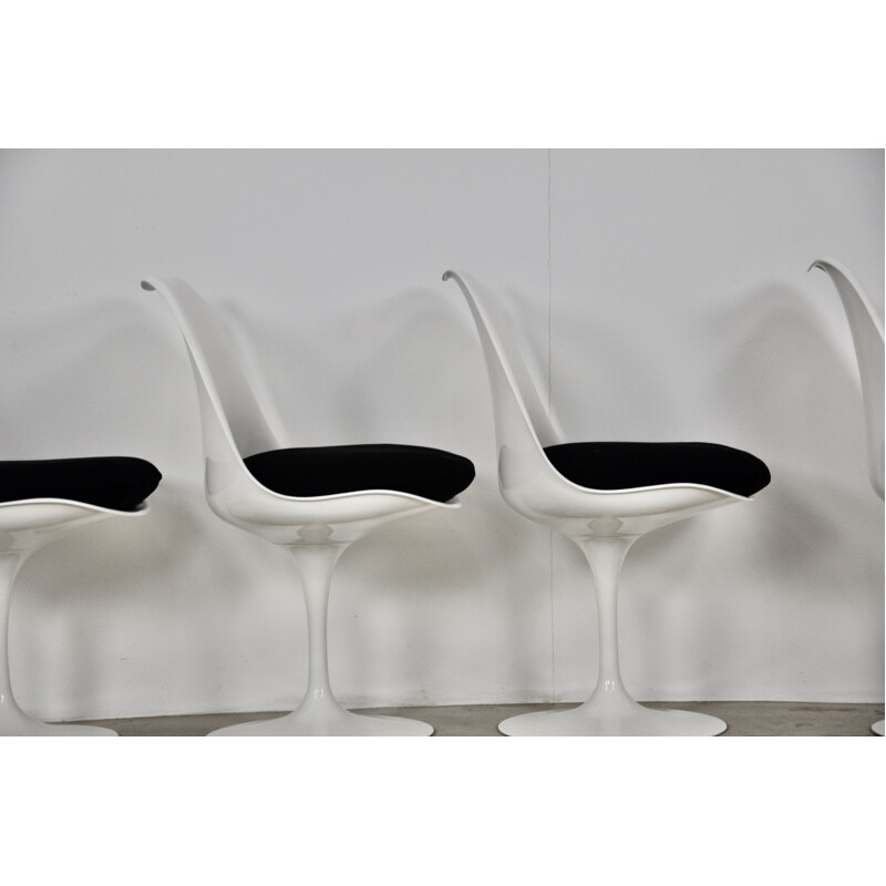 Set of 8 vintage Tulip chairs by Eero Saarinen for Knoll International 1970s