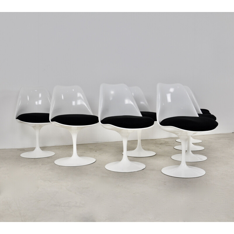 Set of 8 vintage Tulip chairs by Eero Saarinen for Knoll International 1970s