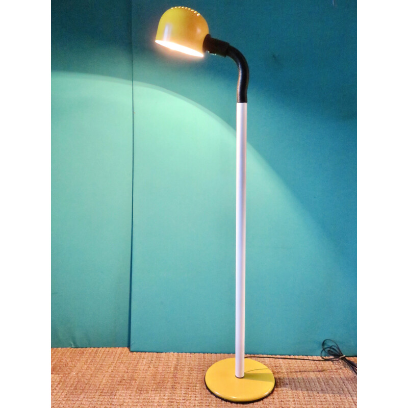 Lámpara de pie vintage de metal amarillo y blanco, Suecia 1970