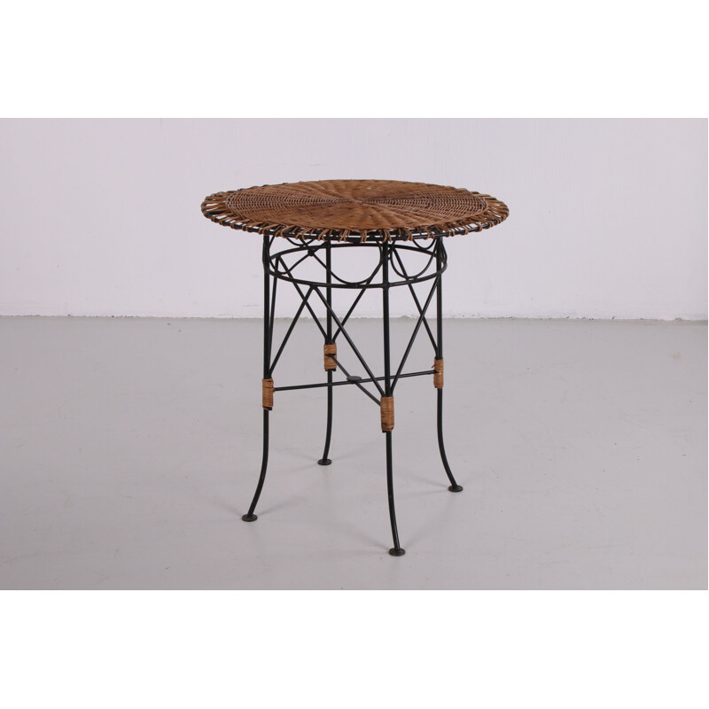 Table d'appoint vintage ronde en osier avec cadre en métal