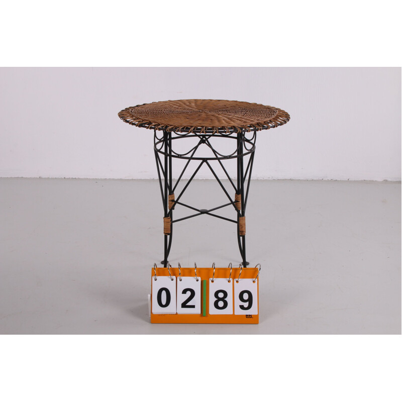 Table d'appoint vintage ronde en osier avec cadre en métal