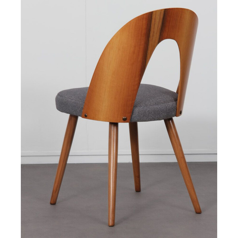 Série de 4 chaises vintage en noyer par Antonin Suman, 1960