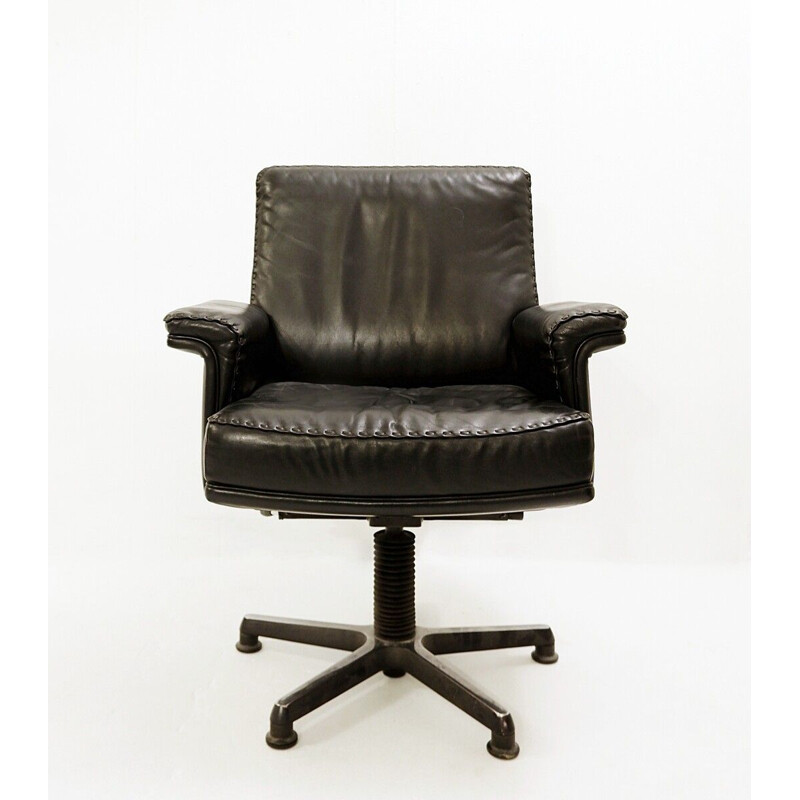 Chaise de bureau vintage en cuir noir modèle DS 35 pivotante de Sede 1960