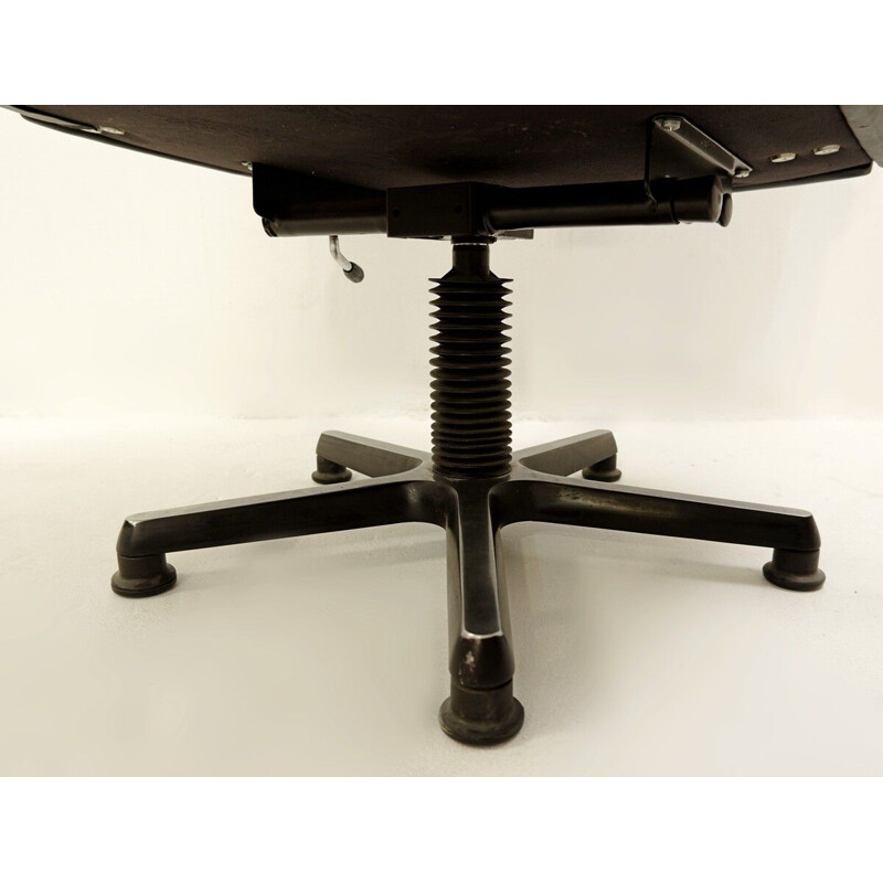 Chaise de bureau vintage en cuir noir modèle DS 35 pivotante de Sede 1960
