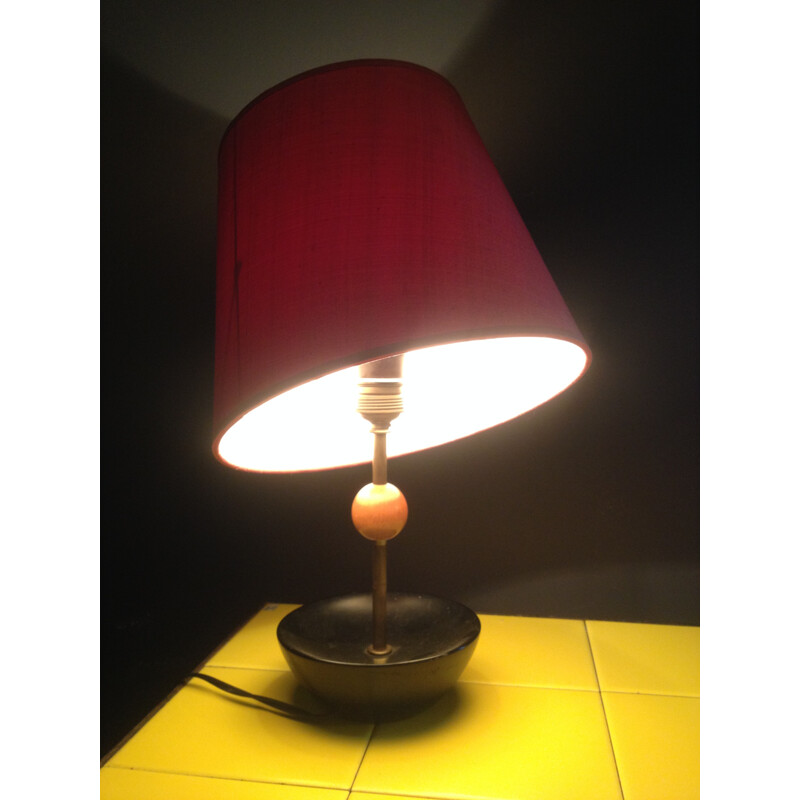 Lámpara de mesa vintage de cerámica y tela roja, 1950
