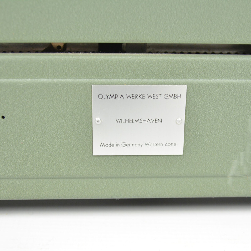 Machine à écrire vintage Type : SM-3 par Olympia Wilhelmshaven, Allemagne 1953