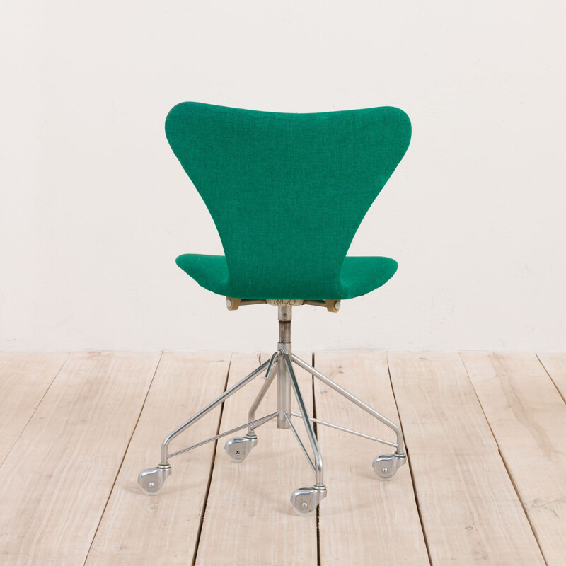 Vintage Arne Jacobsen 3117 chair series 7 on caster wheels, Denmark 1967s