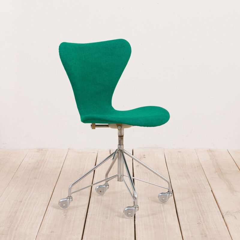 Vintage Arne Jacobsen 3117 chair series 7 on caster wheels, Denmark 1967s