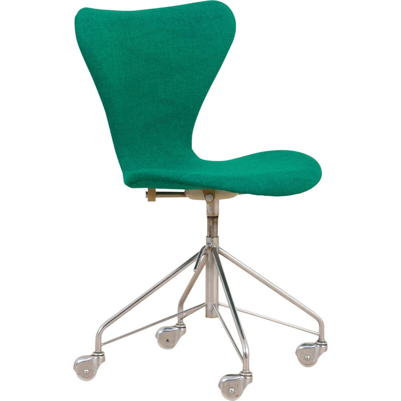 Vintage Arne Jacobsen 3117 chair series 7 on caster wheels, Denmark 1967s