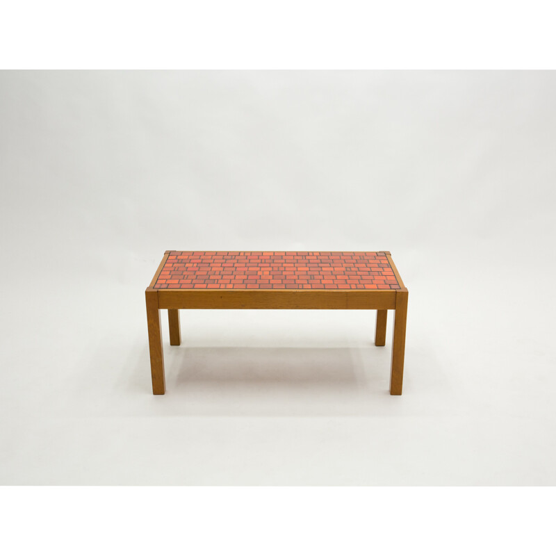 Table basse vintage en chêne et céramique rouge 1960