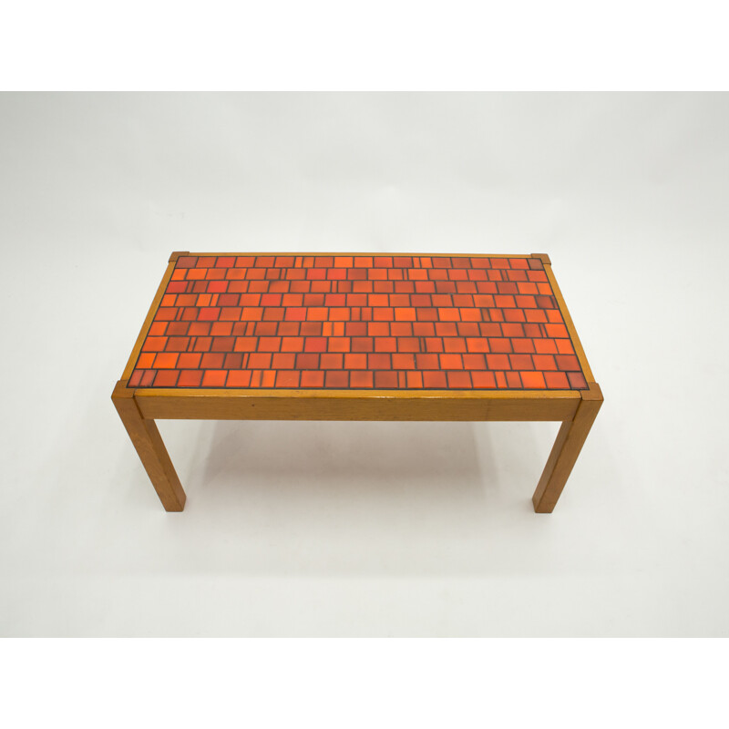 Table basse vintage en chêne et céramique rouge 1960