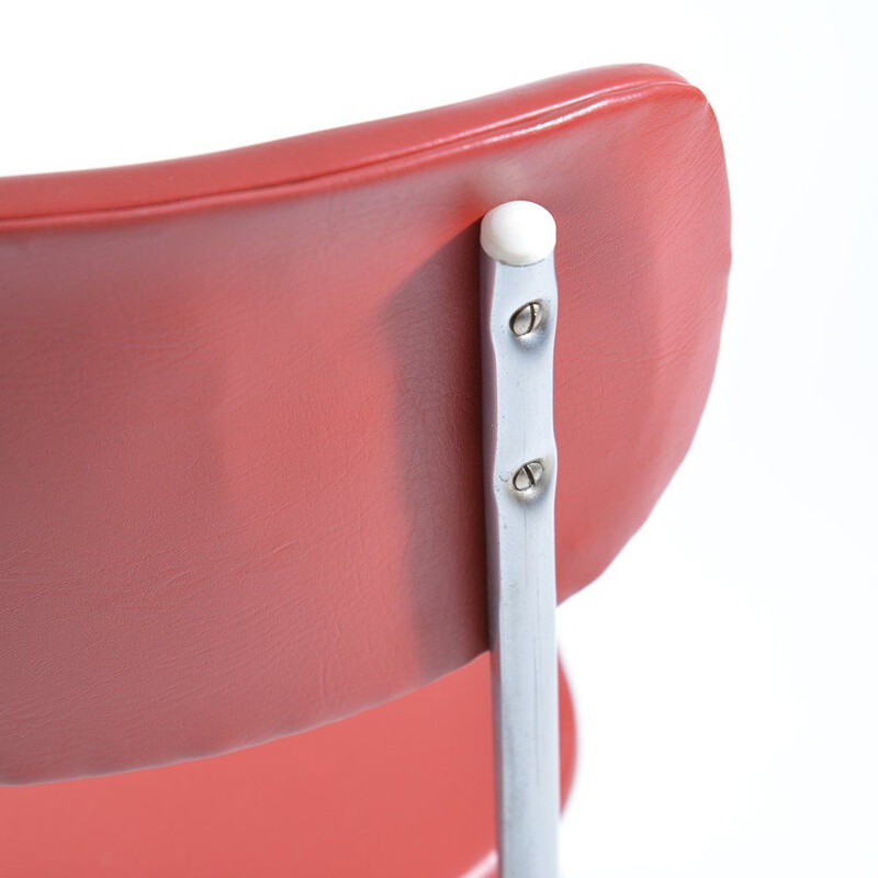 Silla vintage de cuero artificial rojo con construcción cromada de Kovona, Checoslovaquia 1960