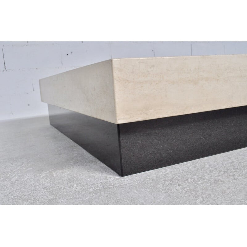 Grande table basse en travertin et granit noir - 1970