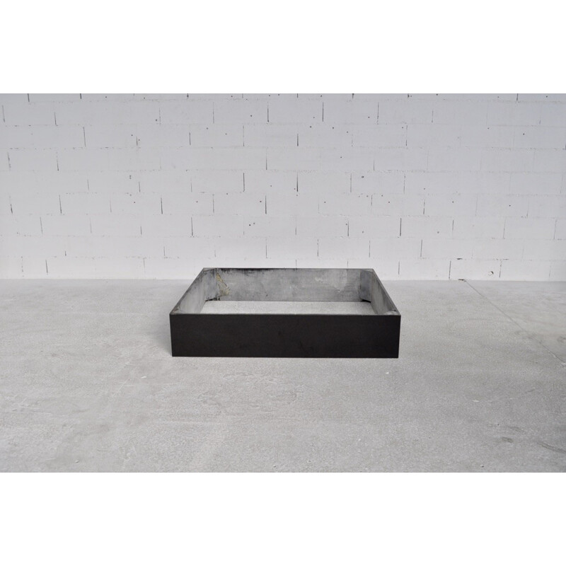 Grande table basse en travertin et granit noir - 1970