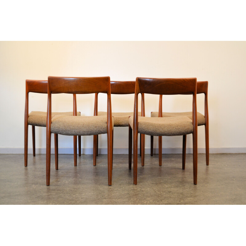 Set of 5 J.L. Møllers dining chairs in teak and beige fabric, Niels O. MØLLER - 1950s