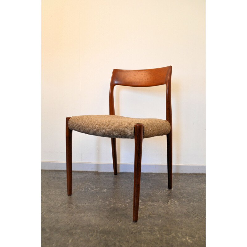 Set of 5 J.L. Møllers dining chairs in teak and beige fabric, Niels O. MØLLER - 1950s