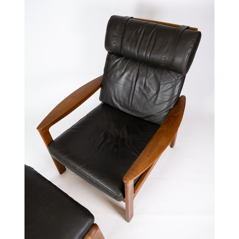 Vintage fauteuil met teakhouten kruk bekleed met zwart leer door Arne Vodder voor Komfort, 1960