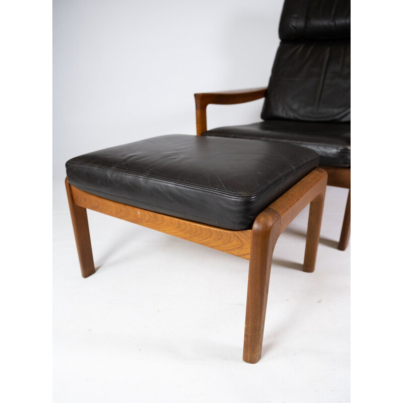 Vintage fauteuil met teakhouten kruk bekleed met zwart leer door Arne Vodder voor Komfort, 1960