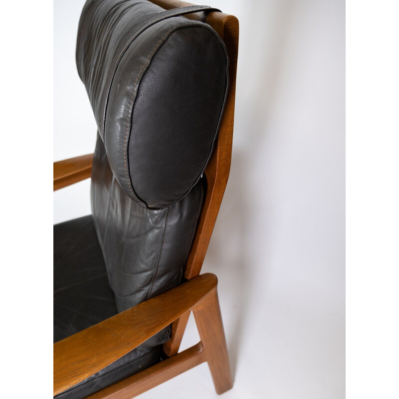 Vintage fauteuil met teakhouten kruk bekleed met zwart leer door Arne Vodder voor Komfort, 1960