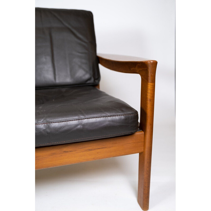 Divano vintage a tre posti in teak con rivestimento in pelle nera di Arne Vodder 1960