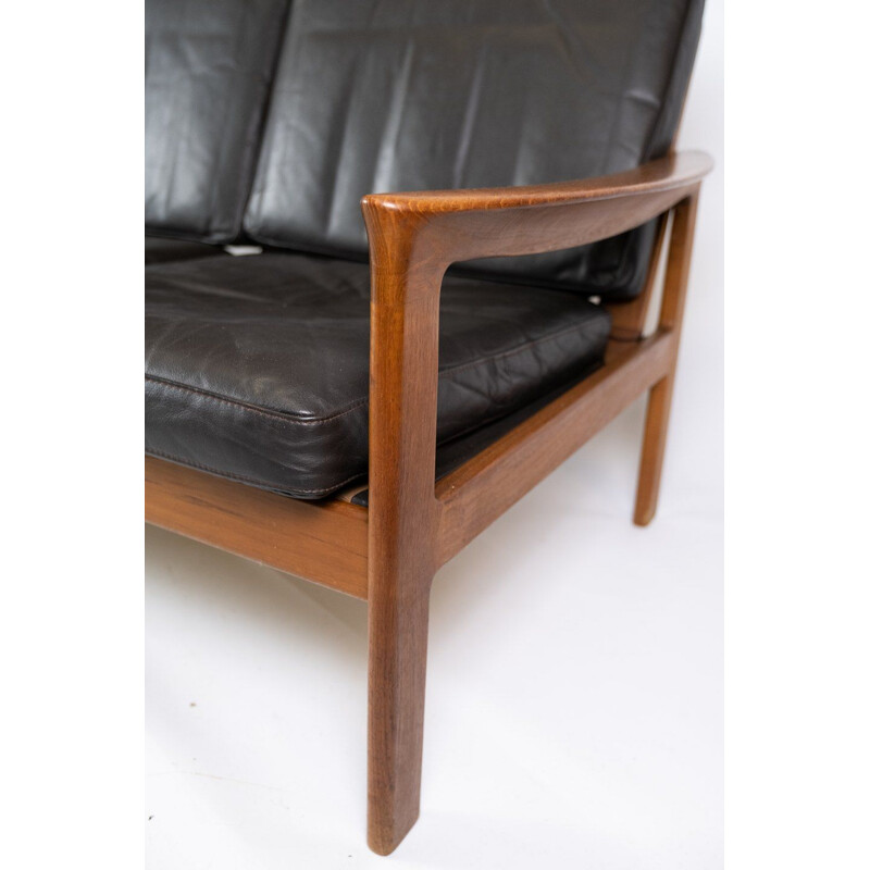 Divano vintage a tre posti in teak con rivestimento in pelle nera di Arne Vodder 1960