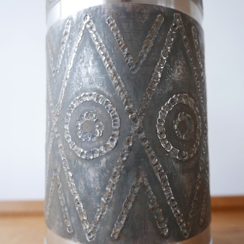 Grand vase vintage en métal Brutalist, Belgique 1970