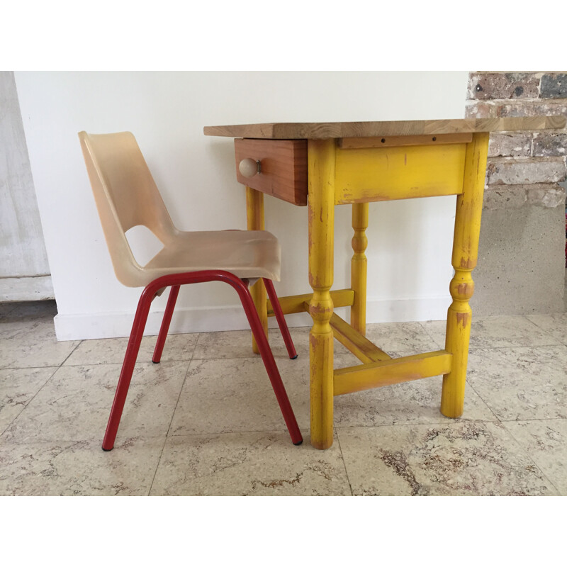 Kleiner Vintage-Schreibtisch für Kinder und sein Stuhl